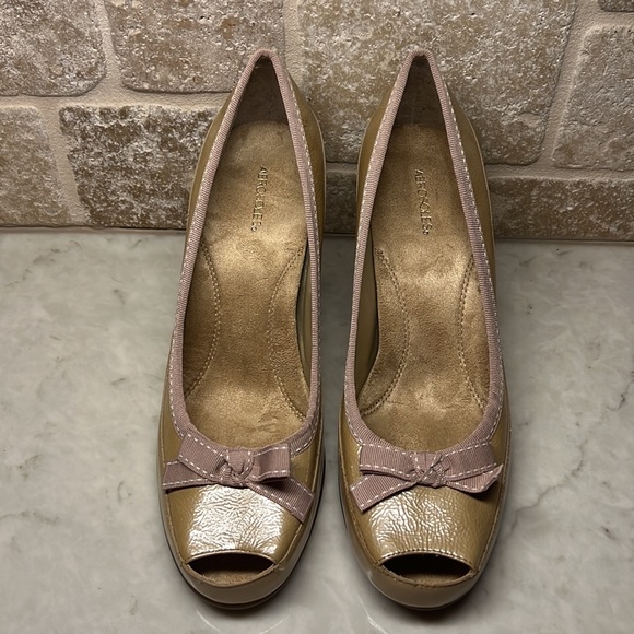 Aerosoles Benefit Tan Patent Leather Heels - Picture 2 of 5